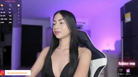 Snapshot of alannah__ chatting on January 6, 11:07 am online show from January 6, 11:07 am