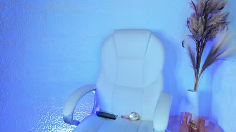 Snapshot of alexa_fox18 chatting on December 3, 12:00 am Alexa online show from December 3, 12:00 am