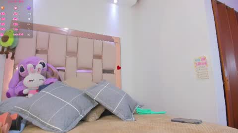 alexandra_holms1 online show from June 22, 9:01 pm