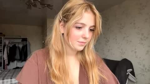 Snapshot of alfrediamalcom chatting on October 16, 7:11 am Maria online show from October 16, 7:11 am