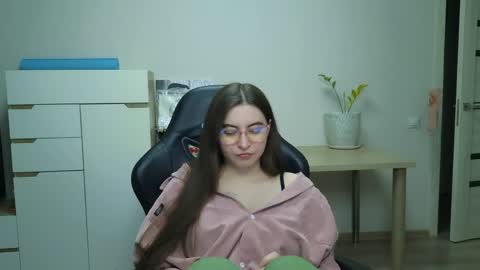 Alice online show from April 19, 6:32 pm