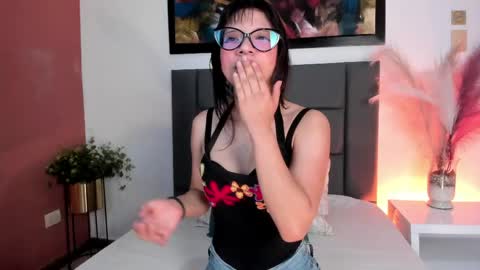 Alice Thompsom online show from April 7, 12:45 am