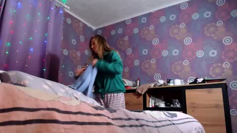 Snapshot of alicewetsquirt chatting on December 18, 5:52 pm alicewetsquirt online show from December 18, 5:52 pm