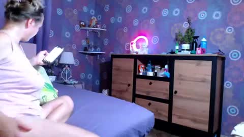 alicewetsquirt online show from July 26, 9:00 pm