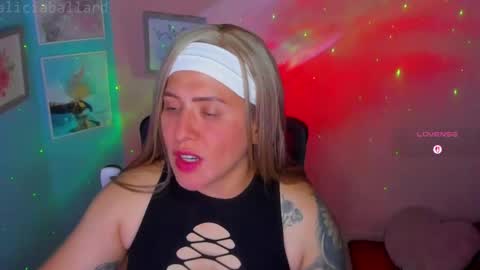 Jennyfer online show from April 25, 8:50 pm