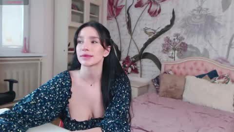 Snapshot of aliciabow chatting on October 10, 12:43 pm Veronica online show from October 10, 12:43 pm