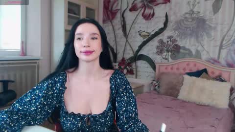 Snapshot of aliciabow chatting on October 22, 12:10 pm Veronica online show from October 22, 12:10 pm
