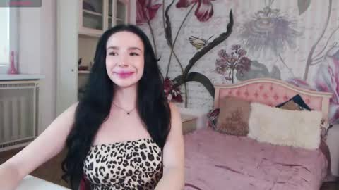 Snapshot of aliciabow chatting on October 6, 12:44 pm Veronica online show from October 6, 12:44 pm