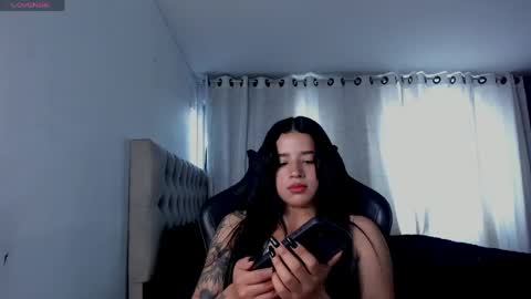 aliice_walker_ online show from April 17, 5:48 pm