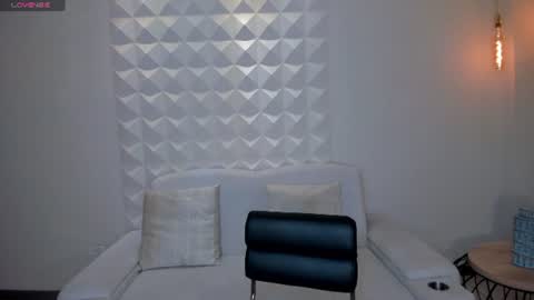 alinakravitz_ online show from June 10, 8:18 pm
