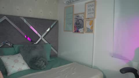 alinnajohnson online show from April 25, 1:41 pm