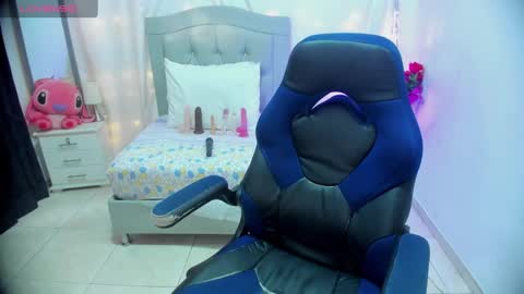 Snapshot of alison_girl22 chatting on December 20, 8:55 pm Alison online show from December 20, 8:55 pm