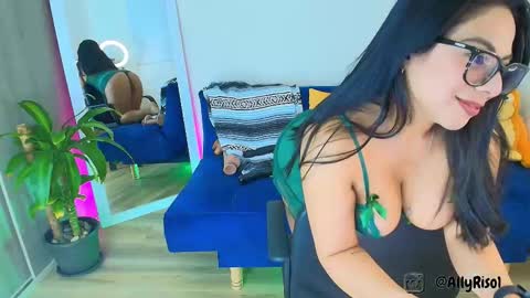 Snapshot of ally_riso chatting on October 10, 7:19 pm Ally help me reach 100 satisfaid online show from October 10, 7:19 pm