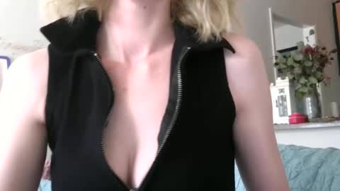 Ally Girl In Her Ally World online show from June 25, 6:20 pm