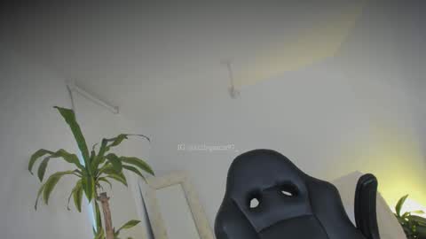 Kelly  online show from November 10, 1:28 pm