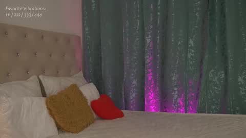 Snapshot of alyonaqueen_ chatting on February 15, 8:01 pm Alyona online show from February 15, 8:01 pm