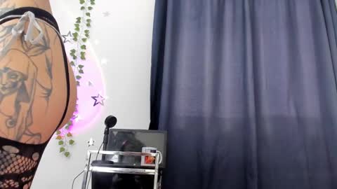 Snapshot of alyxroses chatting on February 6, 10:53 pm online show from February 6, 10:53 pm