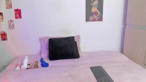 Snapshot of alyxroses chatting on February 26, 1:36 am online show from February 26, 1:36 am