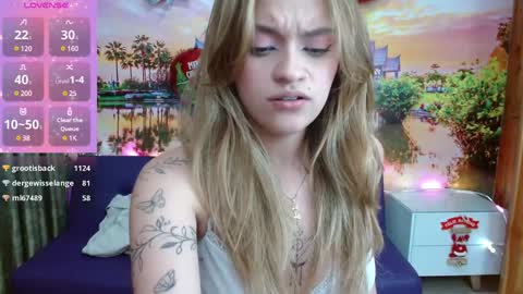 Snapshot of alyy_cute chatting on December 19, 12:24 am Alyy online show from December 19, 12:24 am