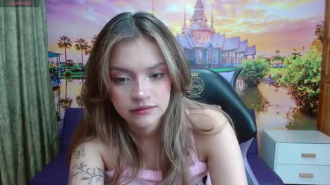 Snapshot of alyy_cute chatting on February 13, 2:20 pm Alyy online show from February 13, 2:20 pm