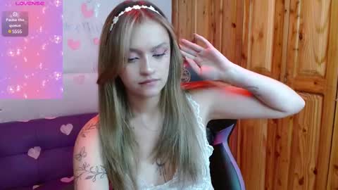 Snapshot of alyy_cute chatting on February 14, 4:31 pm Alyy online show from February 14, 4:31 pm