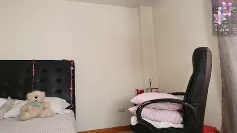 Snapshot of amabella_w chatting on February 9, 7:52 pm Isabella online show from February 9, 7:52 pm