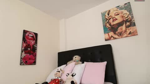 Snapshot of amabella_w chatting on February 6, 7:51 pm Isabella online show from February 6, 7:51 pm