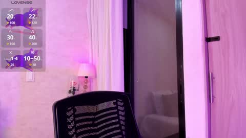 Snapshot of amanda_26 chatting on December 19, 2:12 am Luisa online show from December 19, 2:12 am