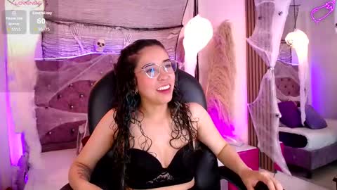 amara_davis1 online show from October 16, 5:10 am