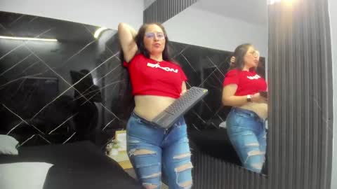 Snapshot of amara_luxe chatting on October 4, 8:24 pm amara_luxe online show from October 4, 8:24 pm