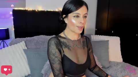 Snapshot of amara_vause chatting on October 10, 1:10 am - A M A R A - online show from October 10, 1:10 am