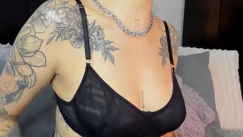 Snapshot of amara_vause chatting on October 9, 12:26 am - A M A R A - online show from October 9, 12:26 am