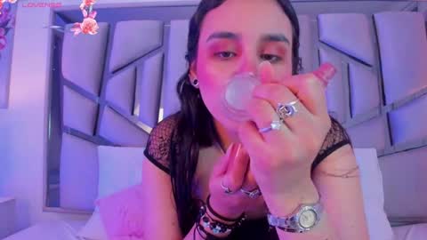 Snapshot of ambar_devon chatting on January 6, 7:13 pm online show from January 6, 7:13 pm