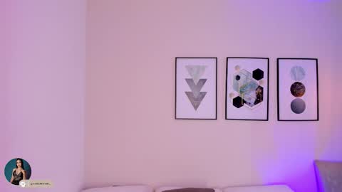 ambarevans_ online show from November 12, 11:52 am