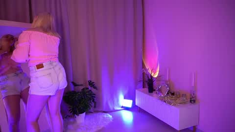  Amelia  online show from April 12, 4:04 am