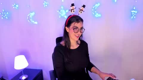 Snapshot of ameliie_saenz chatting on December 14, 8:18 pm Ameli online show from December 14, 8:18 pm