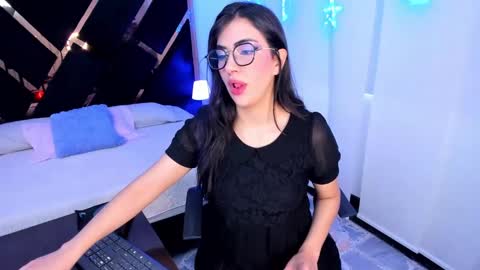 Snapshot of ameliie_saenz chatting on December 30, 7:53 pm Ameli online show from December 30, 7:53 pm