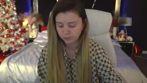 amellymillyy online show from December 21, 7:12 am