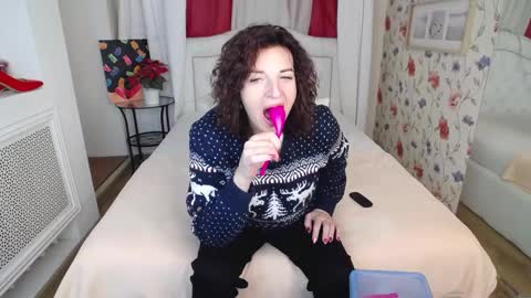Snapshot of amihotgranny chatting on December 25, 6:20 am Ami online show from December 25, 6:20 am