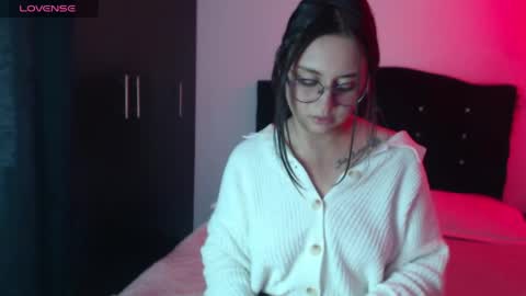 ana_arms_ online show from April 3, 3:10 pm