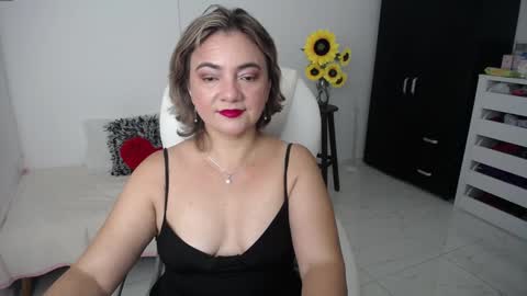 Snapshot of ana_hotmilf chatting on February 5, 11:55 am Ana online show from February 5, 11:55 am
