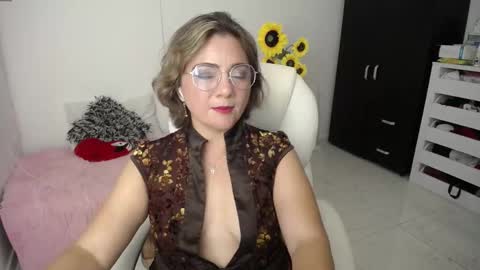 Snapshot of ana_hotmilf chatting on February 22, 9:42 pm Ana online show from February 22, 9:42 pm