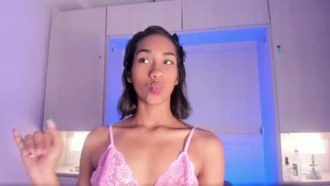 anaacollins_ online show from April 23, 12:29 pm