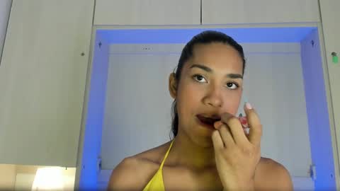 anaacollins_ online show from January 8, 11:36 am