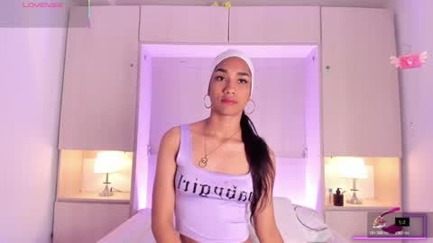 anaacollins_ online show from October 21, 11:47 am