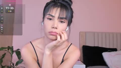 Snapshot of anahenao chatting on March 8, 12:09 am Ana Henao or Annie... Follow me ahenaocb Insta X online show from March 8, 12:09 am