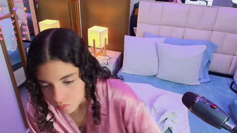 Snapshot of anahi_maite chatting on February 6, 7:51 pm Anahi online show from February 6, 7:51 pm