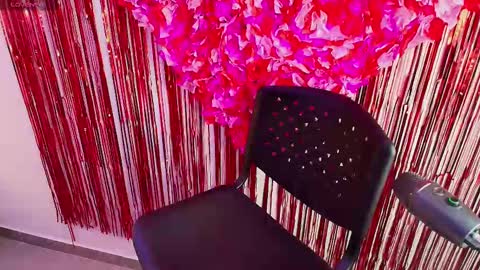 Snapshot of anahi_maite chatting on February 14, 7:33 pm Anahi online show from February 14, 7:33 pm