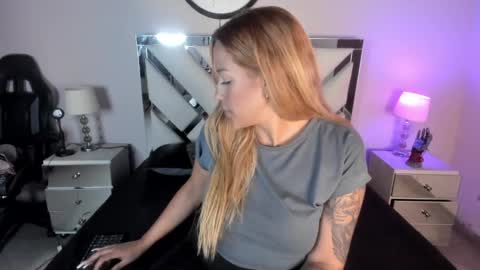 Snapshot of anahii_jones chatting on February 11, 7:59 pm Anah Jones online show from February 11, 7:59 pm