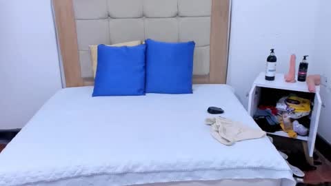 ANAIS EVANZ  online show from December 9, 7:07 pm